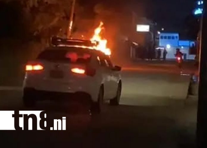 Foto: Taxi en llamas moviliza a bomberos en Bilwi /TN8