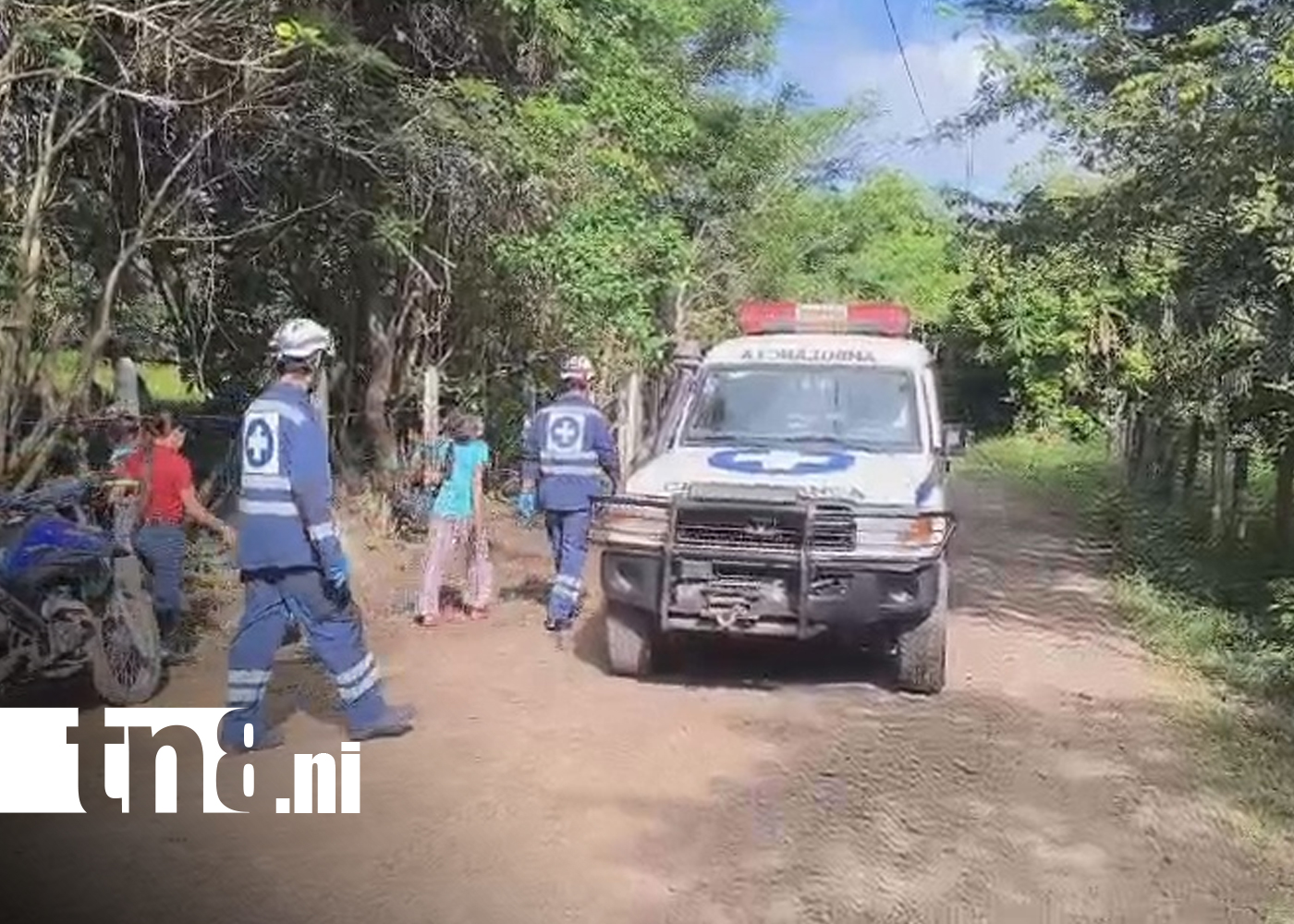 Foto: Vecinos auxilian a víctimas de accidente en La Estanzuela, Estelí / TN8