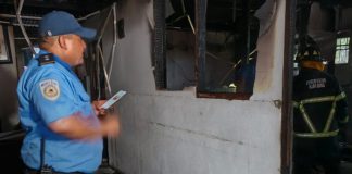 Foto: Salvan farmacia de quedar en cenizas en el barrio 8 de Marzo, Managua/TN8