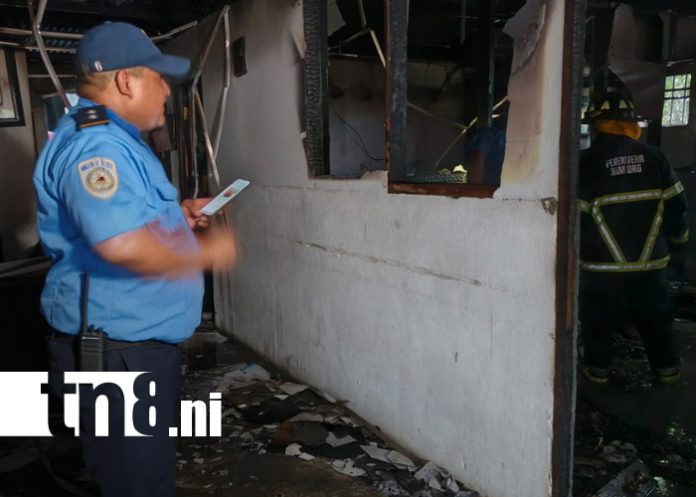 Foto: Salvan farmacia de quedar en cenizas en el barrio 8 de Marzo, Managua/TN8