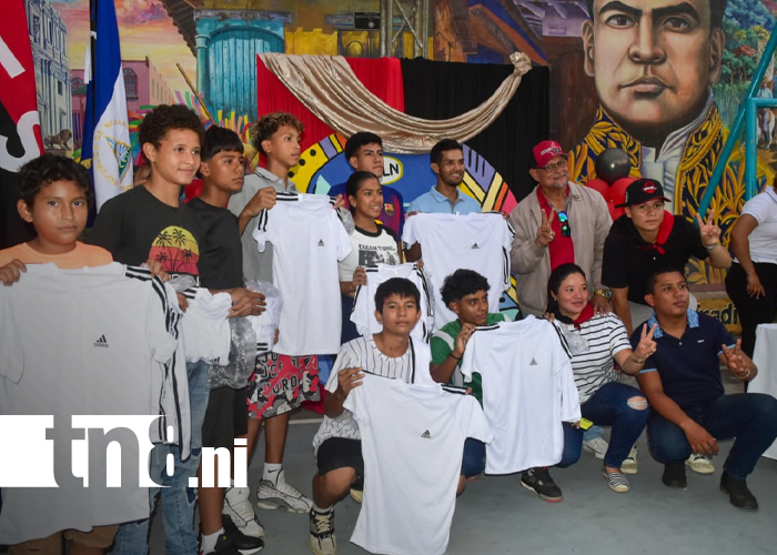 Foto: León celebra el deporte juvenil: entrega de uniformes/TN8