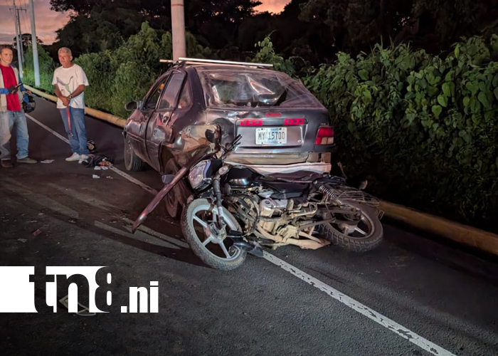 Foto: Motociclista ebrio choca contra auto estacionado en la Carretera Sur/TN8
