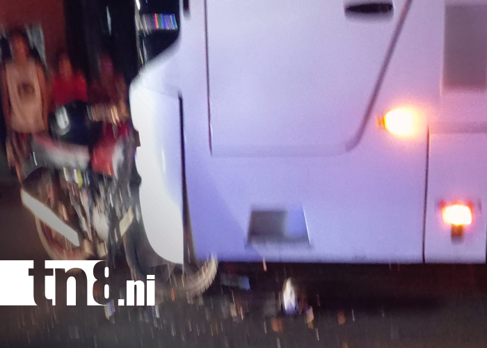 Foto: Motociclista fallece tras violento choque contra bus de la ruta 105 en el barrio San Judas/TN8