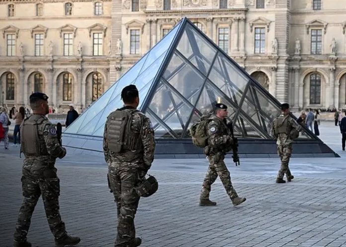 Foto: Francia busca respuestas tras el robo del Louvre /cortesía