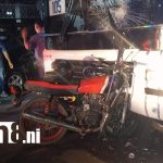 Foto: Motociclista fallece tras violento choque contra bus de la ruta 105 en el barrio San Judas/TN8
