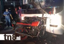 Joven queda gravemente herido tras choque frontal con la ruta 105 en San Judas Foto: Motociclista fallece tras violento choque contra bus de la ruta 105 en el barrio San Judas/TN8