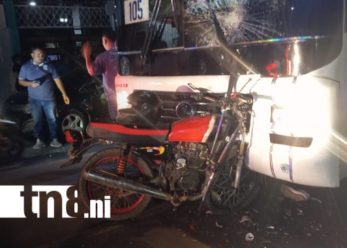 Foto: Motociclista fallece tras violento choque contra bus de la ruta 105 en el barrio San Judas/TN8