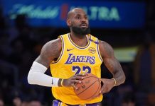 Foto: LeBron James supera a Vince Carter /Cortesía