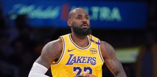 Foto: LeBron James supera a Vince Carter /Cortesía