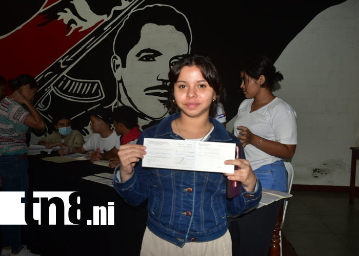 Foto: Entregan becas universitarias /TN8