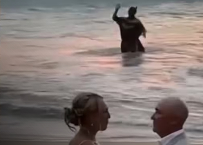 Foto: La boda perfecta… hasta que Batman salió del agua/Cortesía