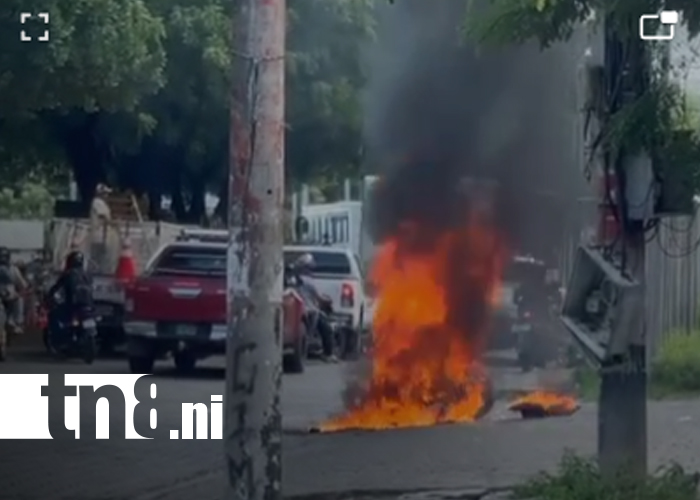 Foto: Bomberos Unidos controlan incendio de motocicleta en Managua/TN8