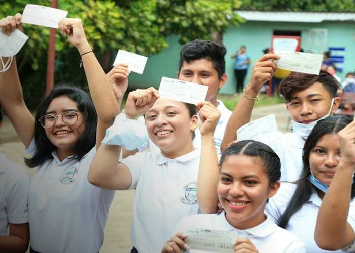 Foto: Bonos a bachilleres en Nicaragua /cortesía 