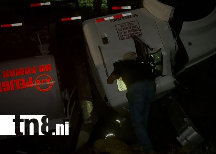 2 Foto: Volcamiento de camión cisterna en El Naranjito deja un conductor lesionado/TN8
