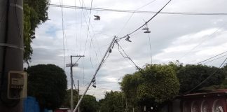 Foto: Villa Austria bajo riesgo: poste dañado genera preocupación en el barrio/TN8