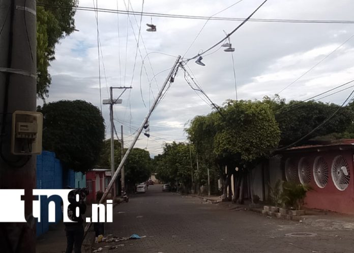 Foto: Villa Austria bajo riesgo: poste dañado genera preocupación en el barrio/TN8 Foto: Villa Austria bajo riesgo: poste dañado genera preocupación en el barrio/TN8