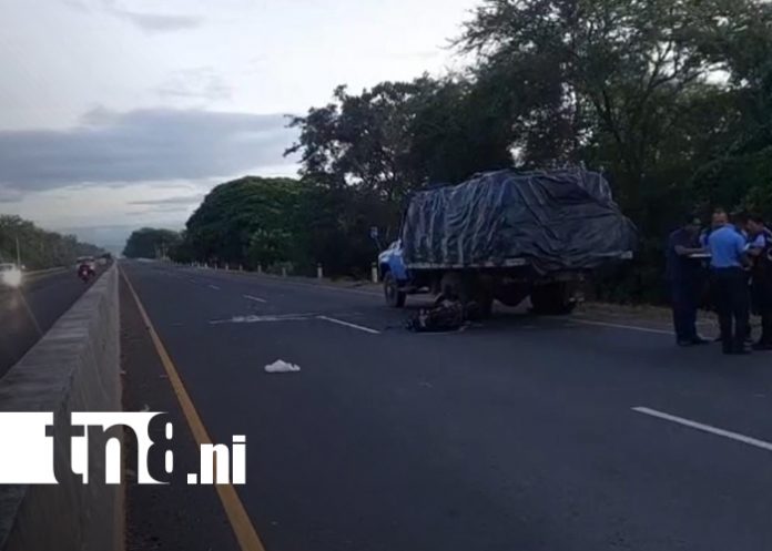 Foto: Joven muere al estrellarse contra furgón varado en la carretera Tipitapa – San Benito/TN8