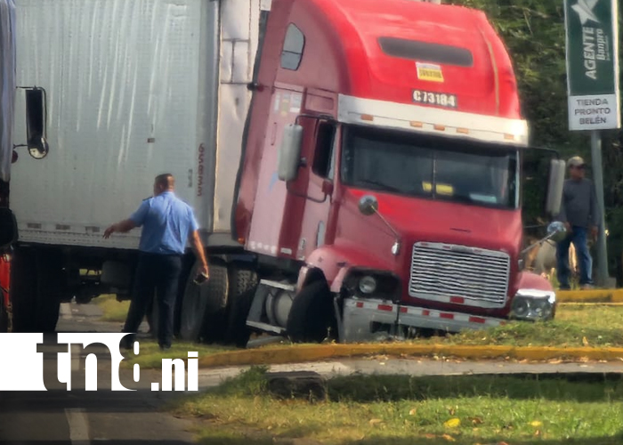 Foto: Choque entre un furgón y un carro dejó cuantiosas pérdidas materiales en Rivas/TN8
