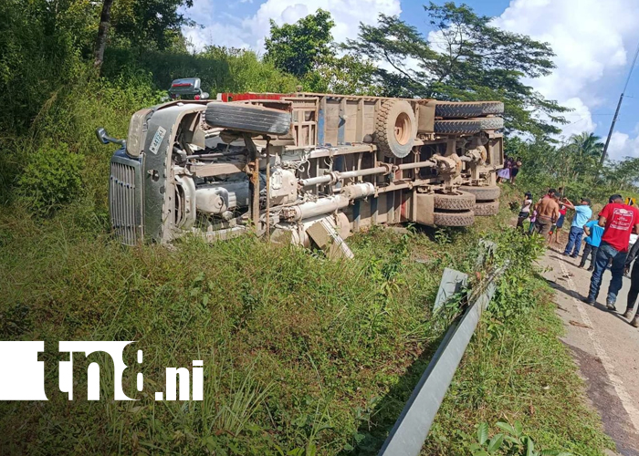 Foto: Camión cargado con sacos de broza se vuelca en carretera Bilwi – Tasba Pri/TN8