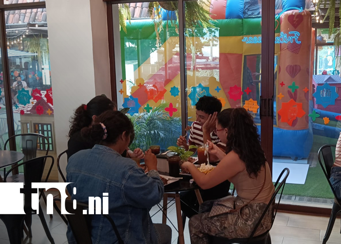 Foto: Familias y bachilleres disfrutan un domingo de sabor y alegría en Las 4 Esquinas, Managua/TN8