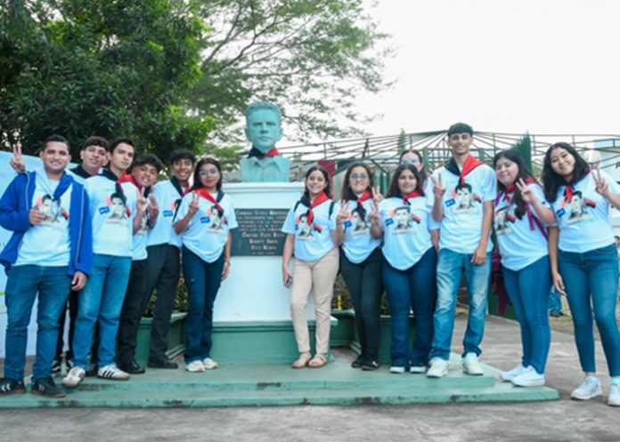 Foto: Ofrenda floral y música rinden tributo a héroes nacionales/Cortesía