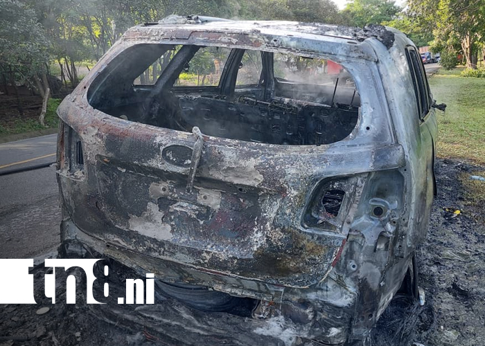 Foto: Familia hondureña salva su vida tras incendio de vehículo en El Tablón, Madriz/TN8