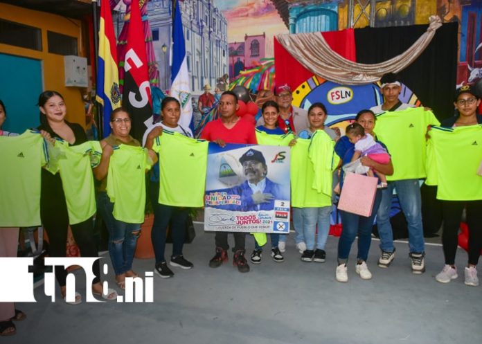 Foto: León celebra el deporte juvenil: entrega de uniformes/TN8