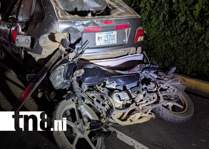 Foto: Motociclista ebrio choca contra auto estacionado en la Carretera Sur/TN8