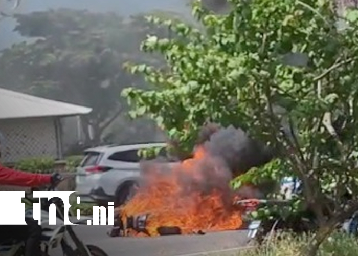 Foto: Accidente en Managua deja motocicleta en llamas /TN8