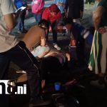 Acompañante de motocicleta resulta lesionada tras derrapar por derrame de aceite en la vía pública de Managua Foto: Aceite en la carretera causa accidente en Managua/TN8