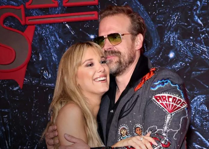Foto: Millie Bobby Brown contra David Harbour /cortesía