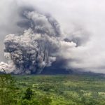 Indonesia evacúa a 1.000 personas tras erupción mortal del volcán Semeru Foto: Indonesia evacúa a casi 1.000 personas /Cortesía