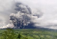 Indonesia evacúa a 1.000 personas tras erupción mortal del volcán Semeru Foto: Indonesia evacúa a casi 1.000 personas /Cortesía