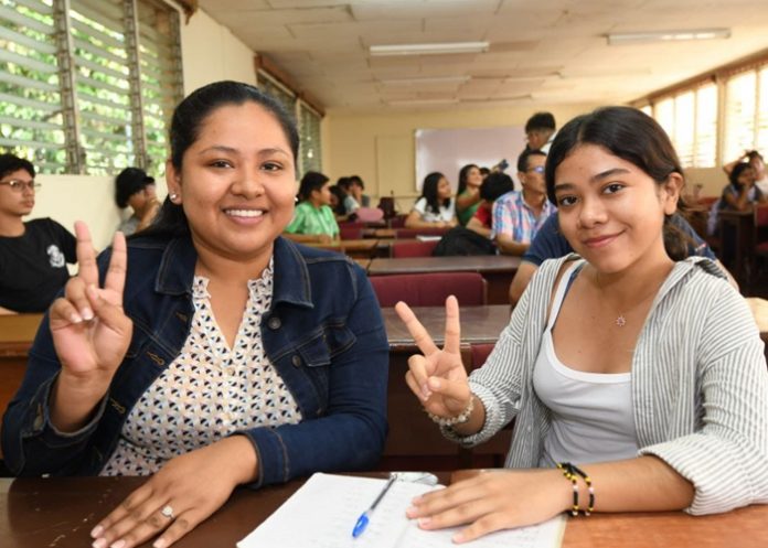 Foto: Más de 11 mil jóvenes inician clases en las Academias de Idiomas Brian Wilson/Cortesía