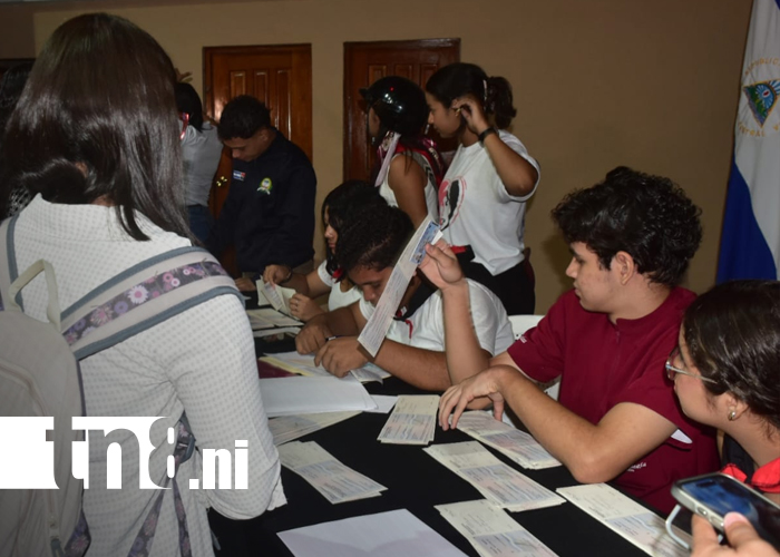 Foto: Entregan becas universitarias /TN8