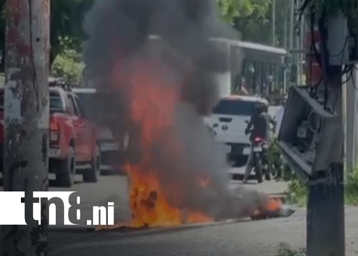 Foto: Bomberos Unidos controlan incendio de motocicleta en Managua/TN8