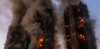 Foto: Incendio devora rascacielos residenciales en Hong Kong /Cortesía