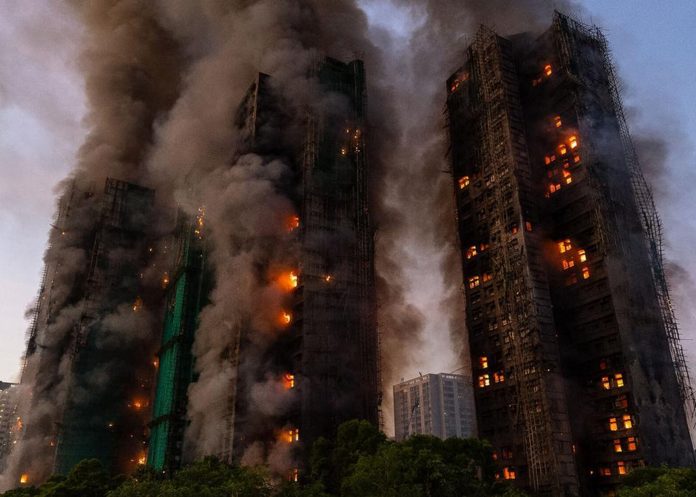 Foto: Incendio devora rascacielos residenciales en Hong Kong /Cortesía