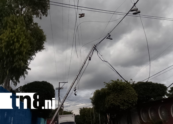Foto: Villa Austria bajo riesgo: poste dañado genera preocupación en el barrio/TN8