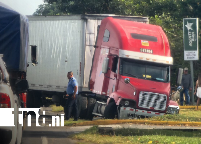 Foto: Choque entre un furgón y un carro dejó cuantiosas pérdidas materiales en Rivas/TN8