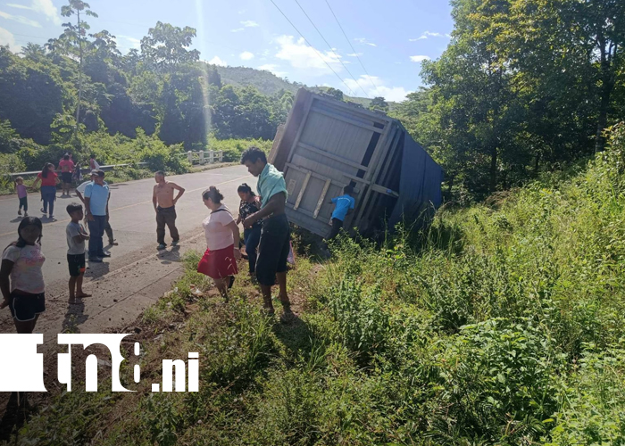 Foto: Camión cargado con sacos de broza se vuelca en carretera Bilwi – Tasba Pri/TN8