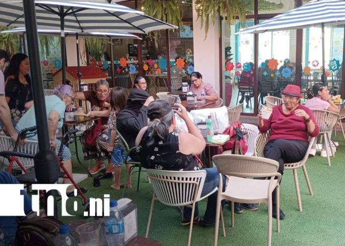 Foto: Familias y bachilleres disfrutan un domingo de sabor y alegría en Las 4 Esquinas, Managua/TN8