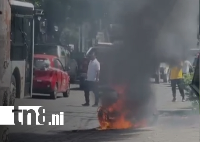 Foto: Bomberos Unidos controlan incendio de motocicleta en Managua/TN8