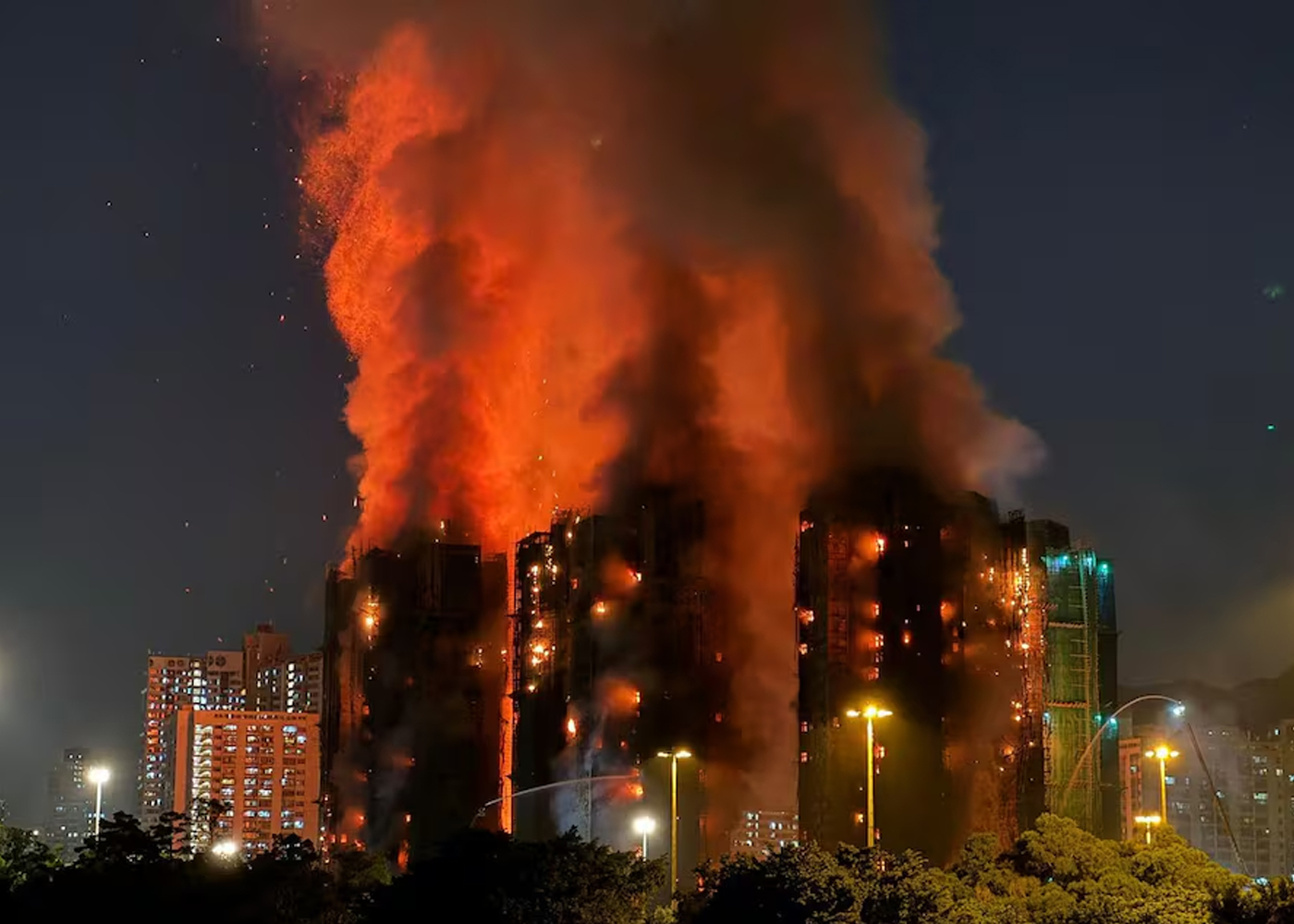 Foto: Incendio devora rascacielos residenciales en Hong Kong /Cortesía