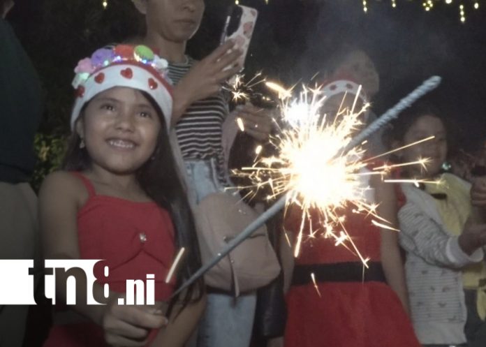 Foto: la ciudad se ilumina con el espíritu de la Navidad/TN8