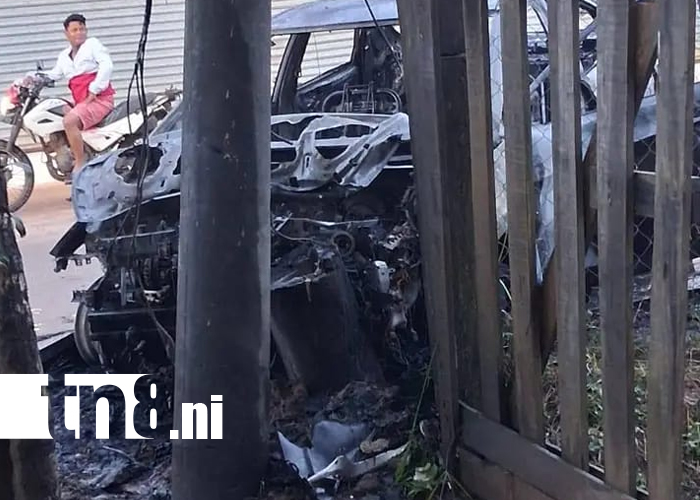 Foto: Taxi en llamas moviliza a bomberos en Bilwi /TN8