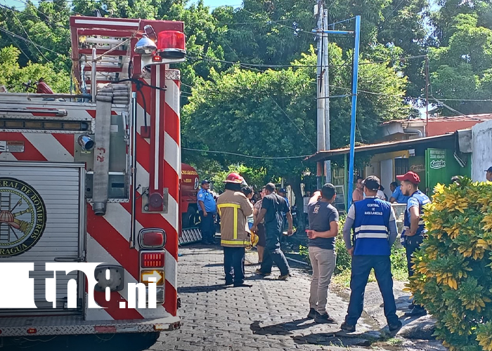 Foto: Bomberos Unidos controlan incendio en barrio Ducualí, Managua/ TN8