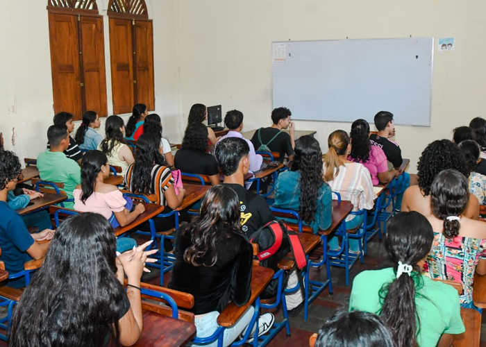 Foto: Más de 11 mil jóvenes inician clases en las Academias de Idiomas Brian Wilson/Cortesía