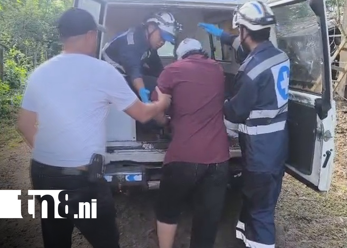 Foto: Vecinos auxilian a víctimas de accidente en La Estanzuela, Estelí / TN8