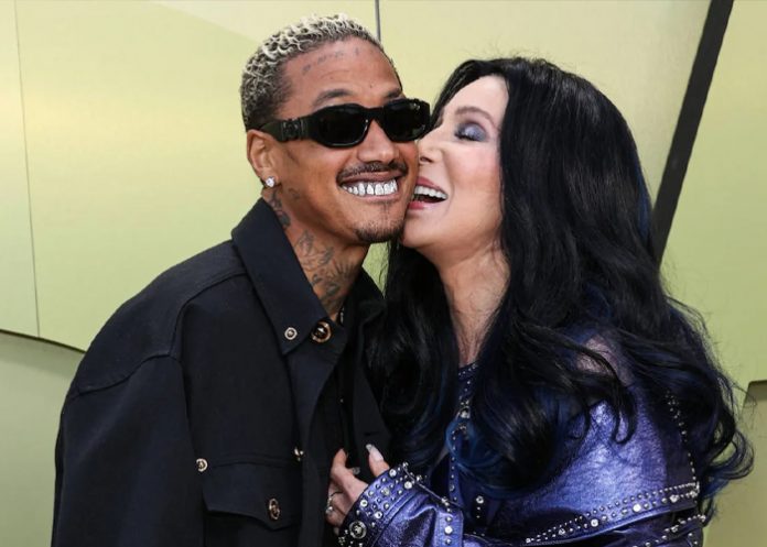 Foto: Cher y su joven amor desatan polémica en redes / Cortesía